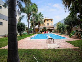 Гостиница Classic Villa in Floridia with Fenced Garden, Флоридия